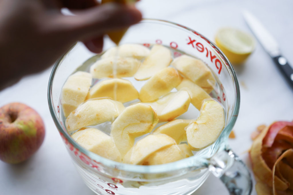 soaking apples in water with lemon juice