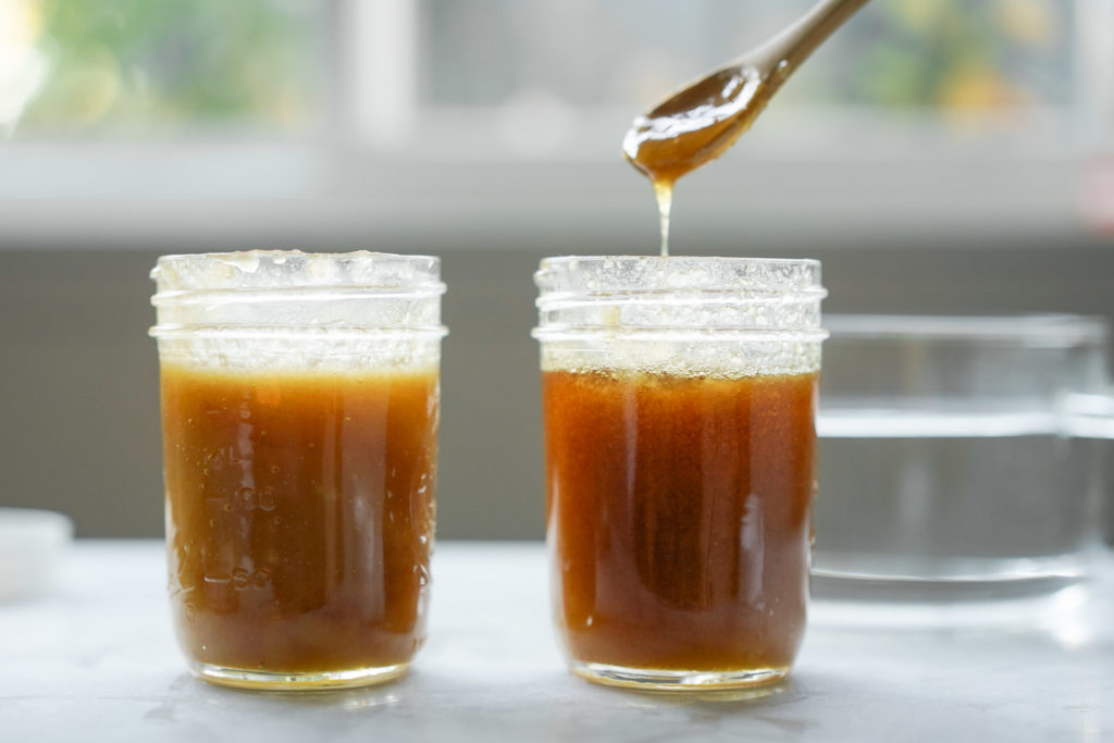 jar of crystallized honey vs warmed up and decrystallized honey