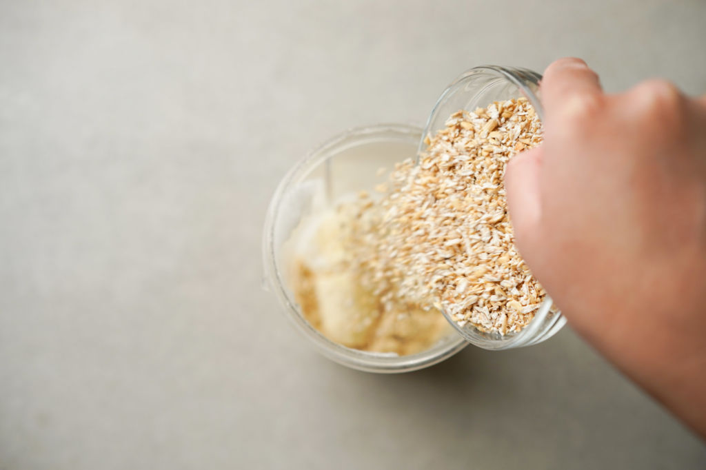 pouring oats into blender