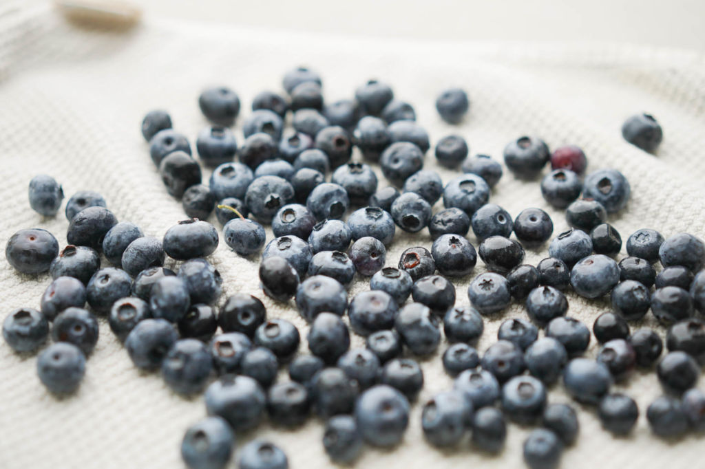 drying blueberries on kitchen towel