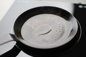 cooking oil in carbon steel pan