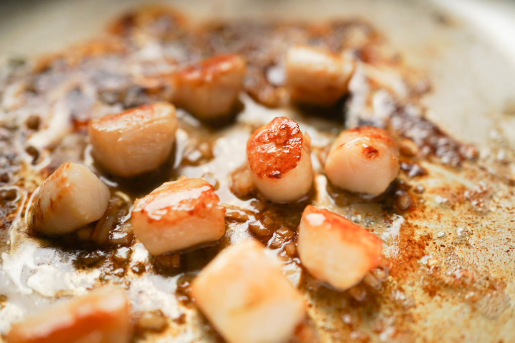 seared scallops in a pan