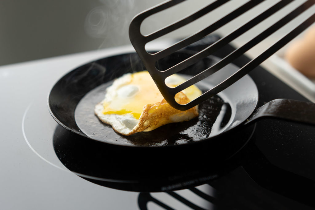 lifting fried egg edges