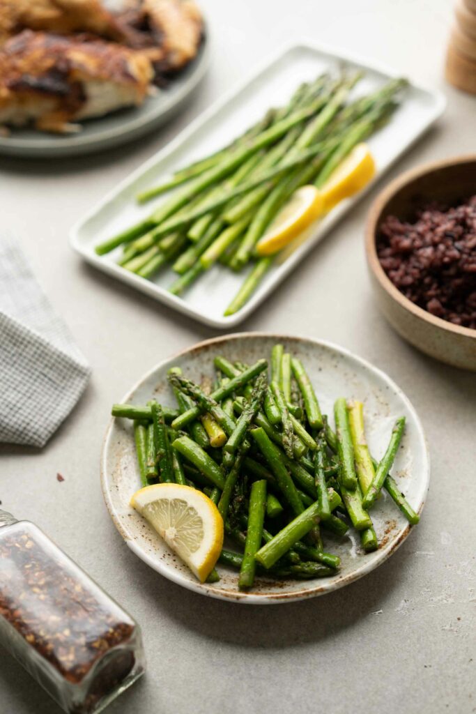 cut asparagus with lemon and pepper