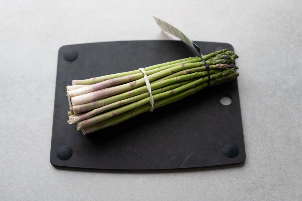 asparagus bunch on cutting board